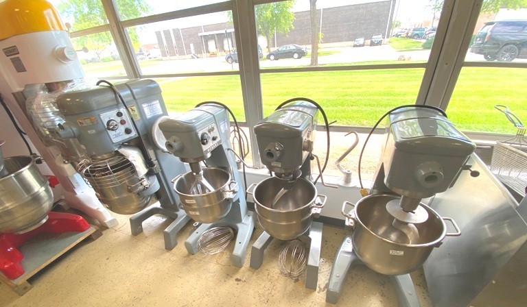 Mixers/ 30 Qt Hobart D-300 w/t 4 Attachments / 1/2 HP Film Attached/115V