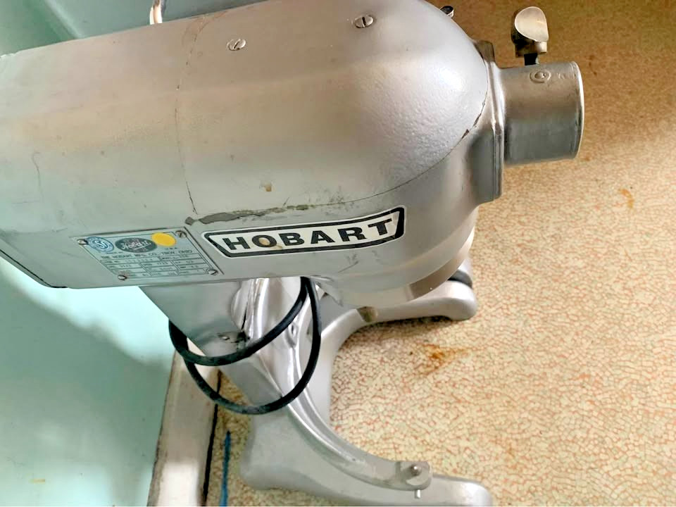 Hobart A200 20 Qt. Countertop Planetary Mixer w/Bowl & Whisk Good Condition.
