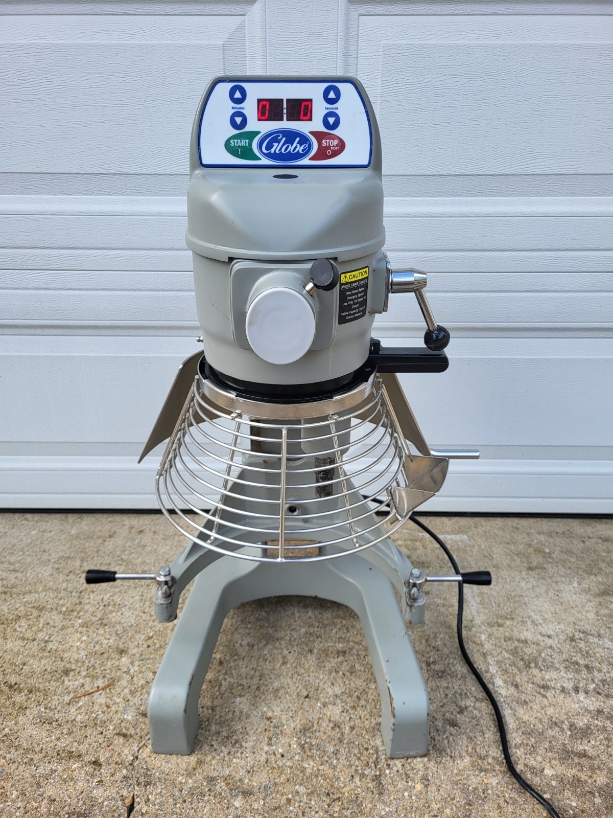 Globe SP 20 Commercial Dough Mixer 20 Quart with Stainless Steel Bowl and Paddle