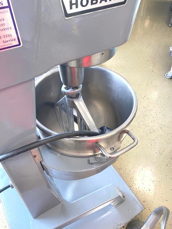 Mixers/ 30 Qt Hobart D-300 T /Planetary Mixer Floor Model /208-220V-3F-2.A
