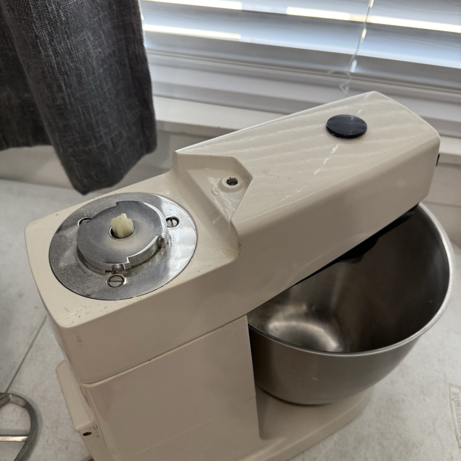 Kenwood Blakeslee Commercial A717 Mixer with Mixing Bowl Whisk Hook & Paddle