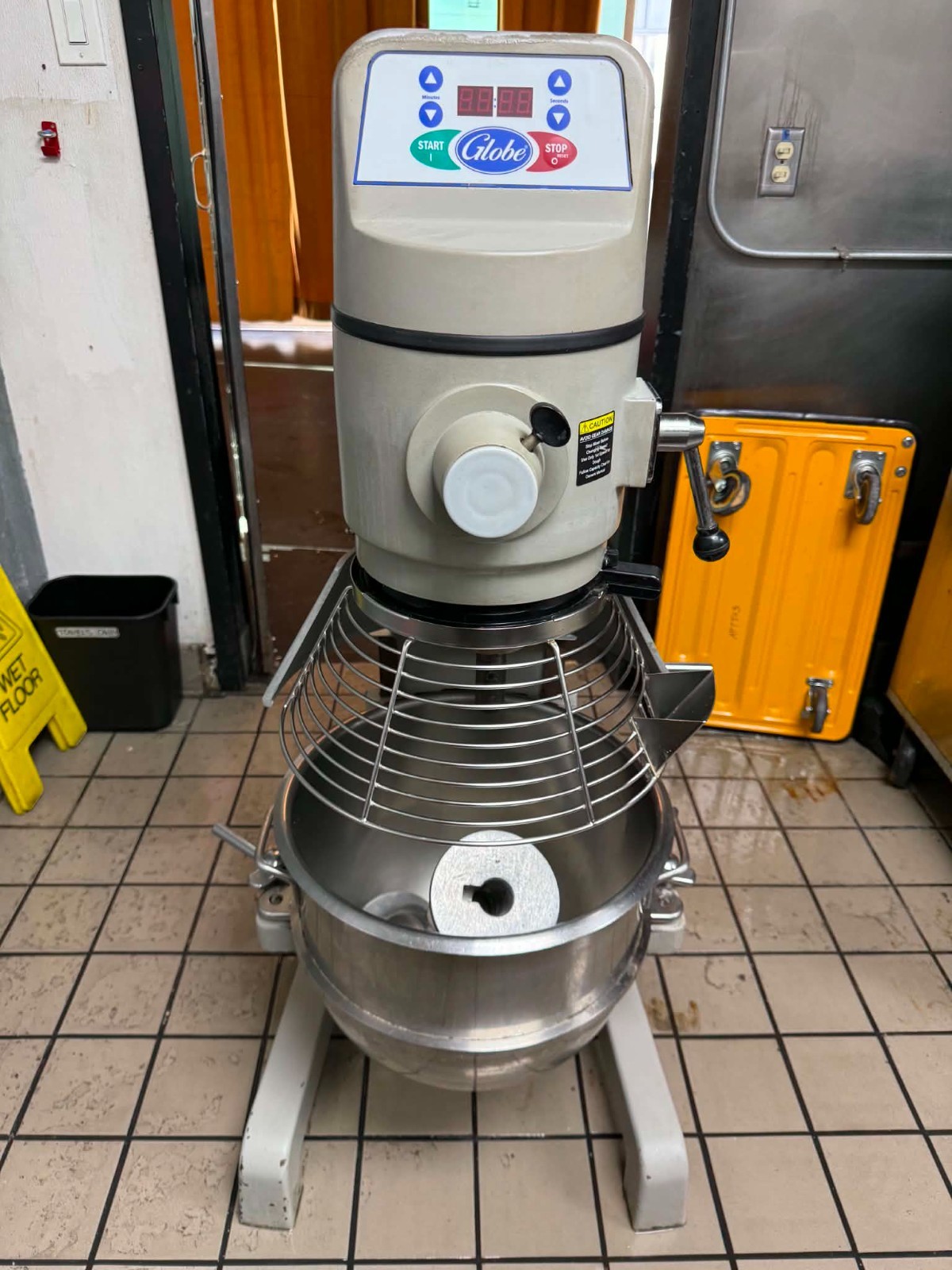 Globe SP30 30 Qt. Planetary Floor Mixer with Guard & Accessories – 120V