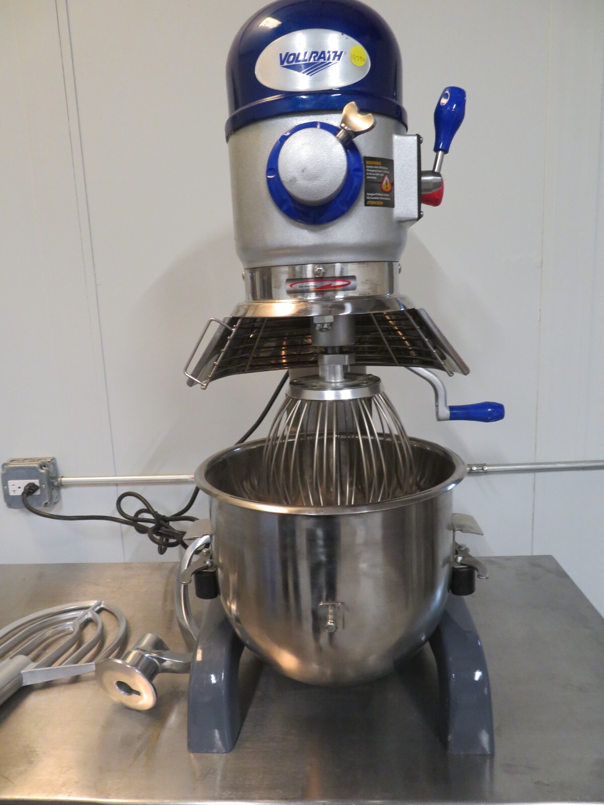 Vollrath MIX1020 20 Qts Dough Mixer With Attachement 110-120 VAC (19724)