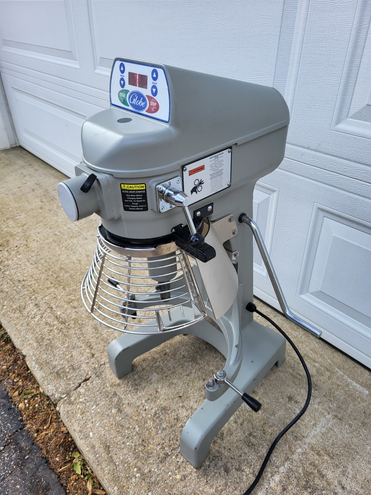 Globe SP 20 Commercial Dough Mixer 20 Quart with Stainless Steel Bowl and Paddle