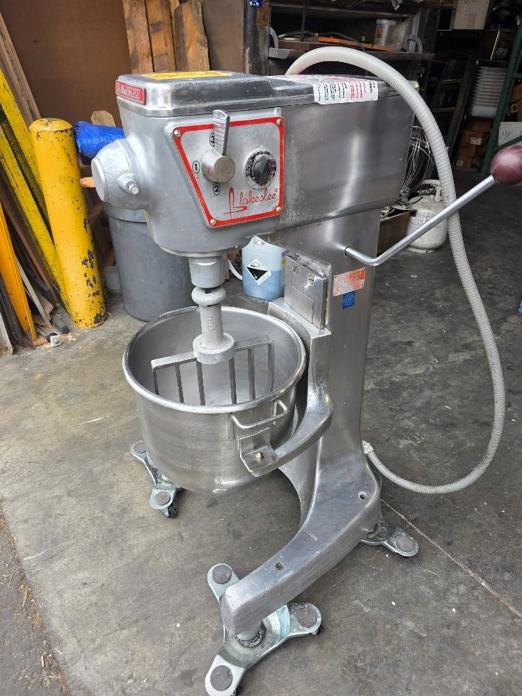 Blakeslee F-30DT 30 Quart Mixer Floor Model w/ Stainless steel Bowl +Flat Beater