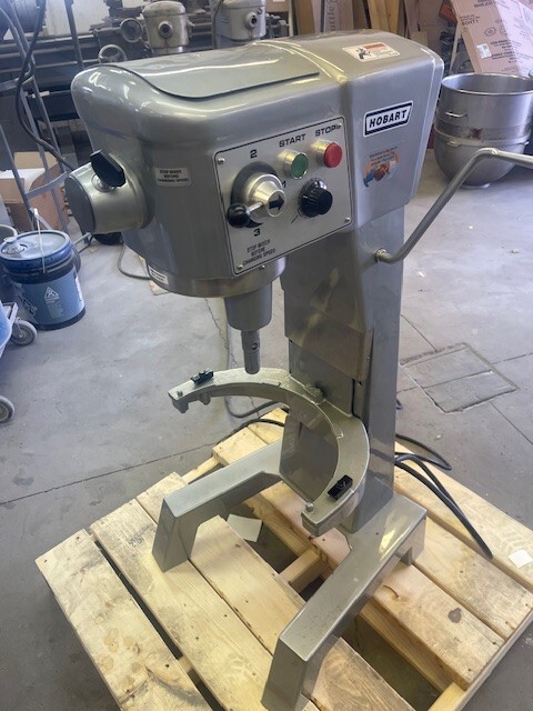 HOBART MIXER 30 Quart D-300T W/ Stainless Bowl, Hook, Whip, Paddle 208 v 3phase