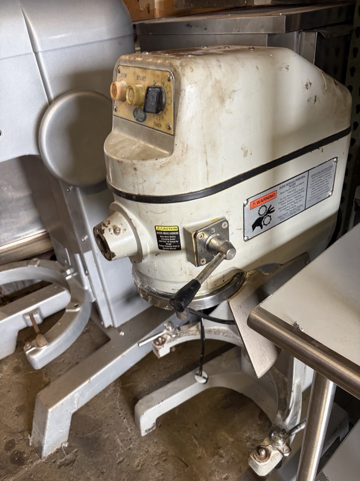Globe SP30P 30 Quart Planetary Mixer 1.5 HP Commercial 3 Speed 1Ph 220v 12A