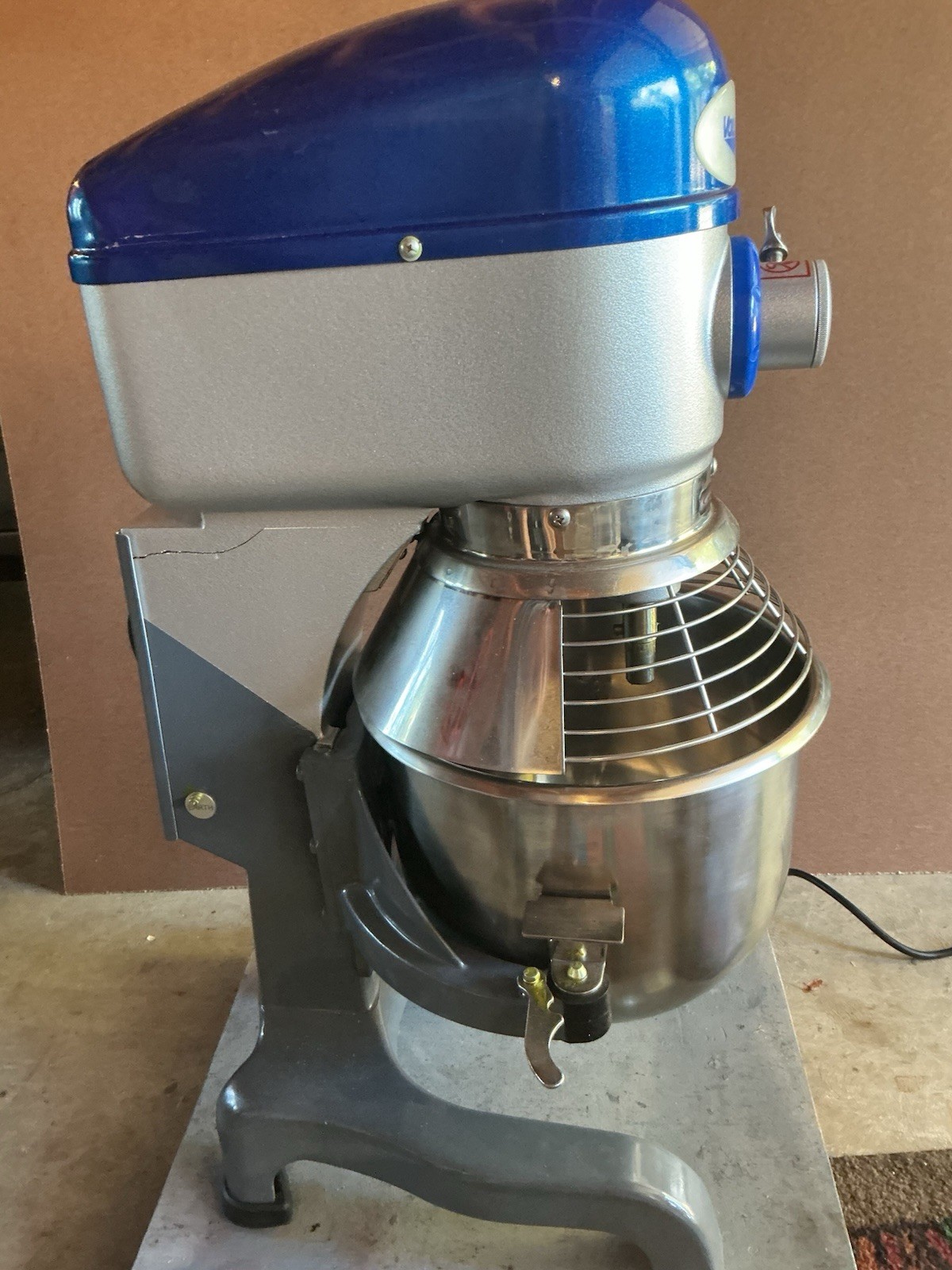 New damaged Vollrath Model 40757 20 Quart Commercial Mixer for parts No motor