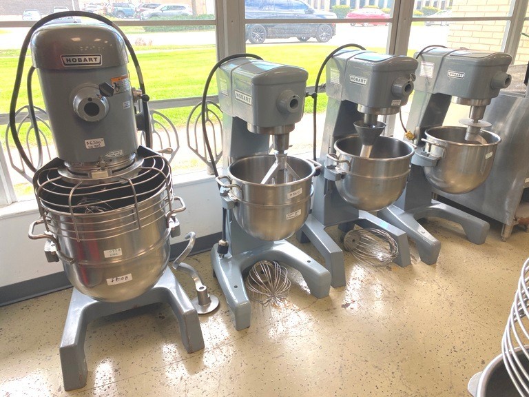Mixers/ 30 Qt Hobart D-300 w/t 4 Attachments / 1/2 HP Film Attached/115V