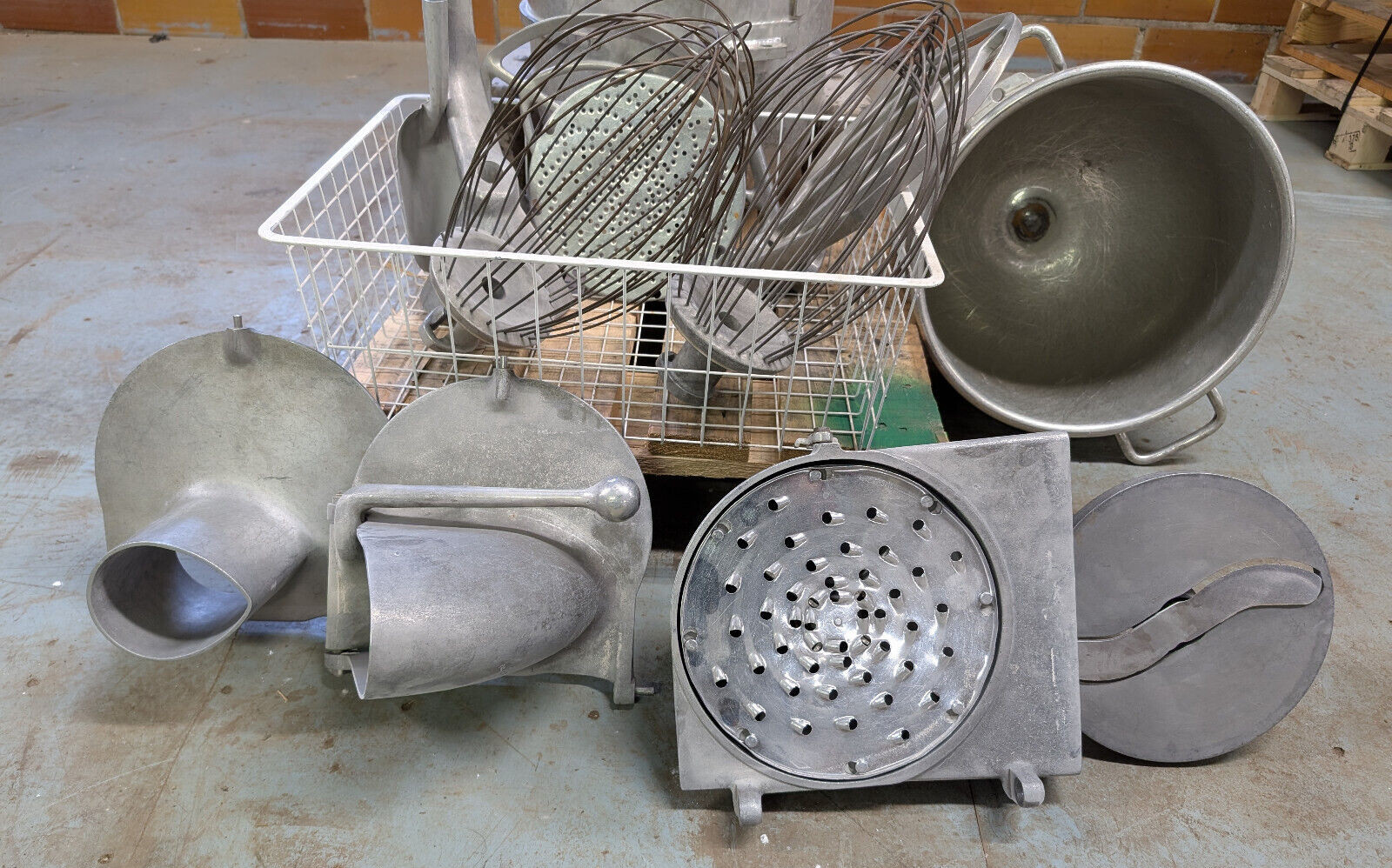 Hobart D-300 Mixer w/ 3 Bowls Hook 2 Whips 2 Paddles Pelican Head & Meat Grinder