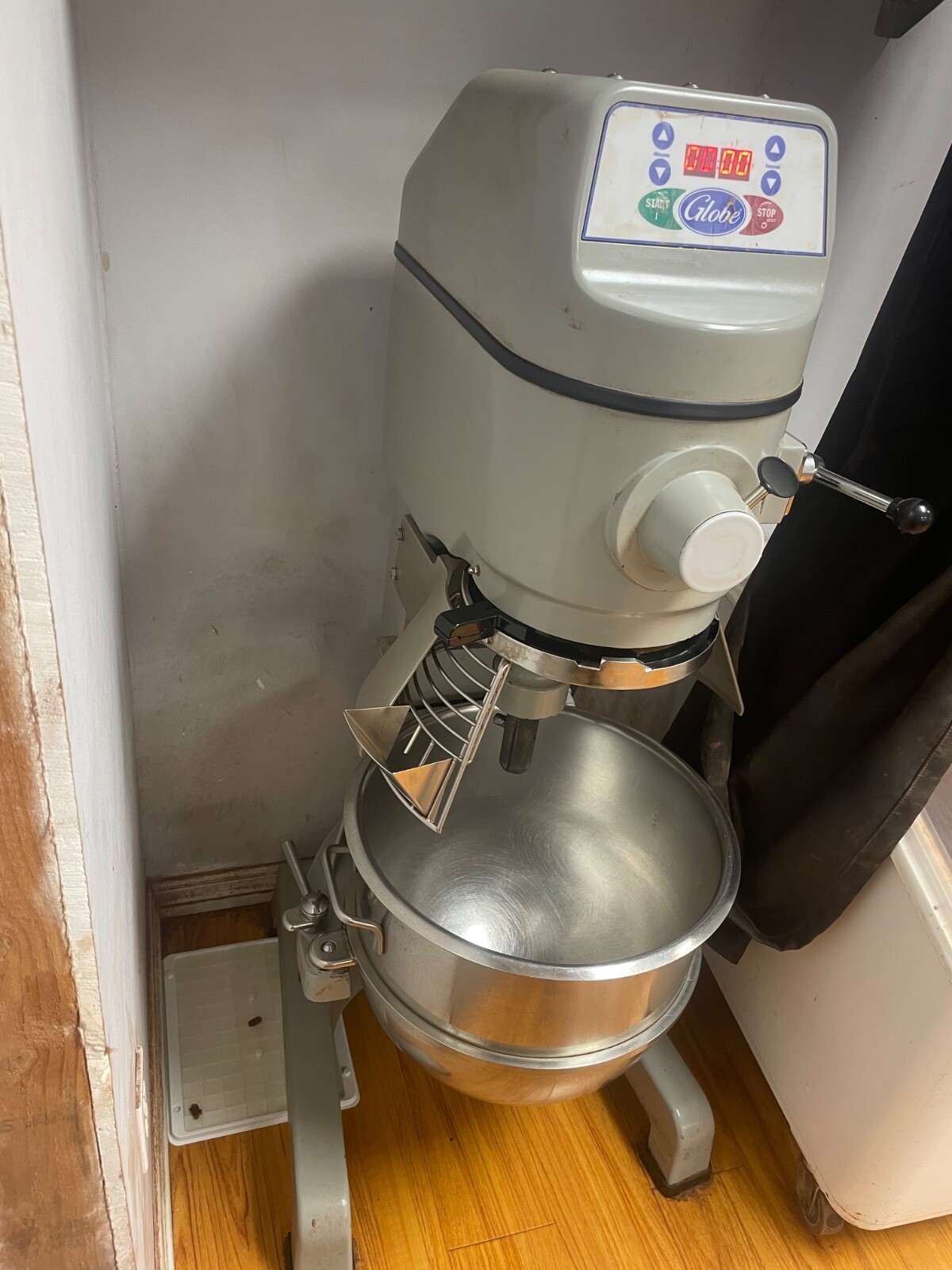 Globe SP30 Mixer Planetary Gear Driven 30 Quart, 115V, 1Ph