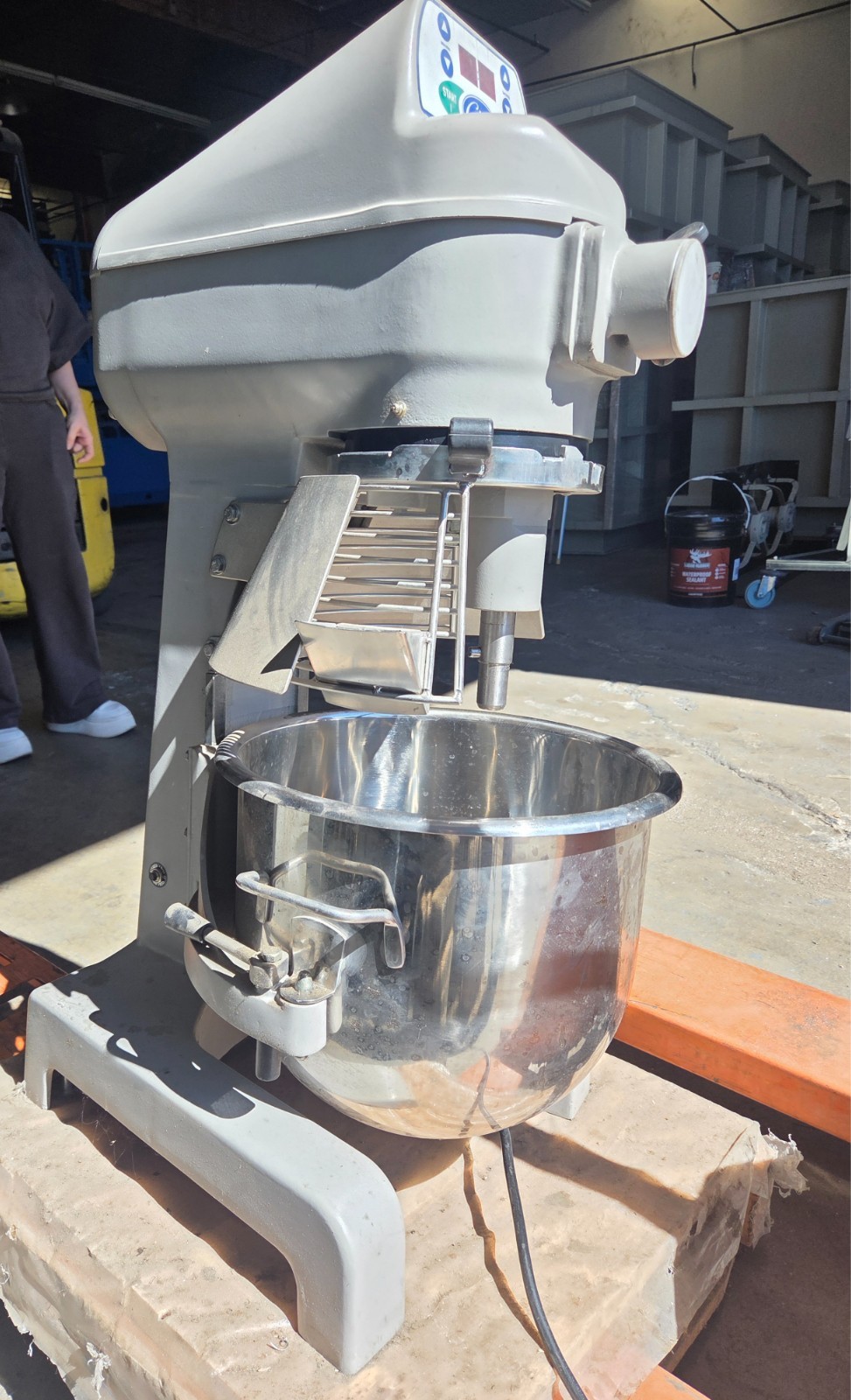 Globe SP20 | 20Qt Commercial Planetary Mixer – Includes Bowl & Three Attachments