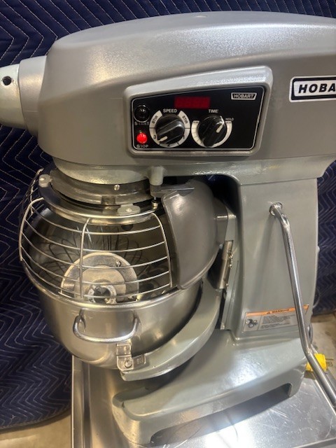 Hobart Legacy 20 Qt Countertop Planetary Mixer w/ paddle and whip HL200-1