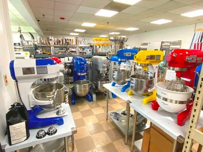 Mixers/ 30 Qt Hobart D-300 w/t 4 Attachments / 1/2 HP Film Attached/115V