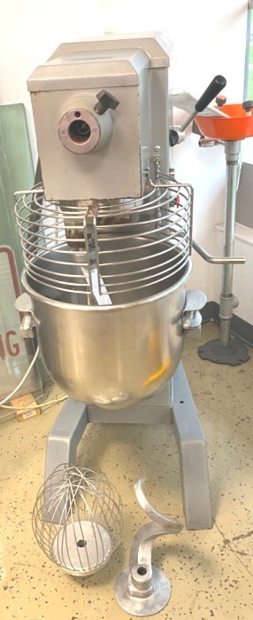 Mixers/ 30 Qts. UNIVEX Model SRM30 / 30 qt/ 4 Attachments / 4 Speed 115V
