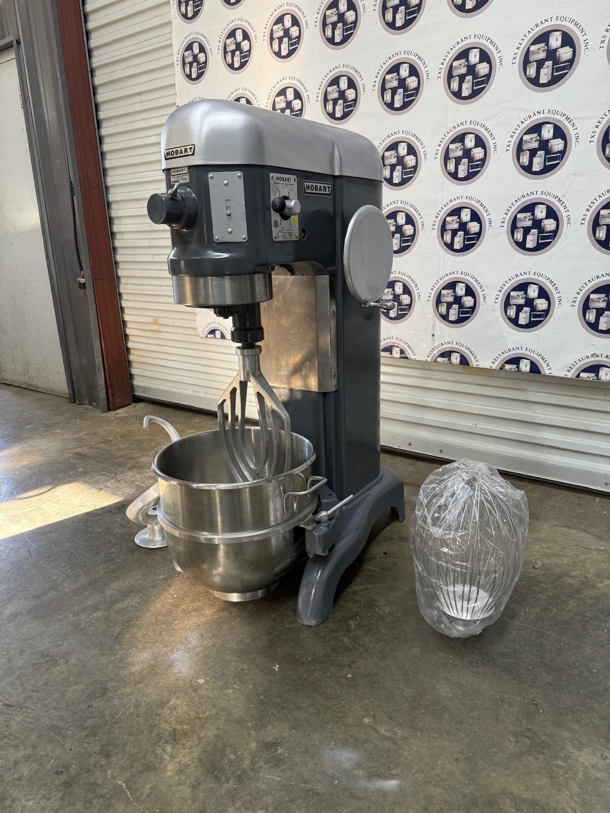HOBART DOUGH MIXER H-600 60 QTZ { 115 VOLTS } SINGLE PH
