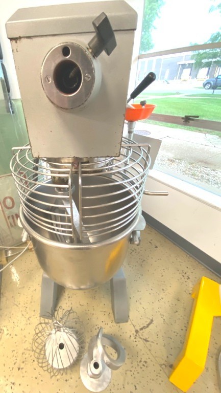 Mixers/ 30 Qts. UNIVEX Model SRM30 / 30 qt/ 4 Attachments / 4 Speed 115V