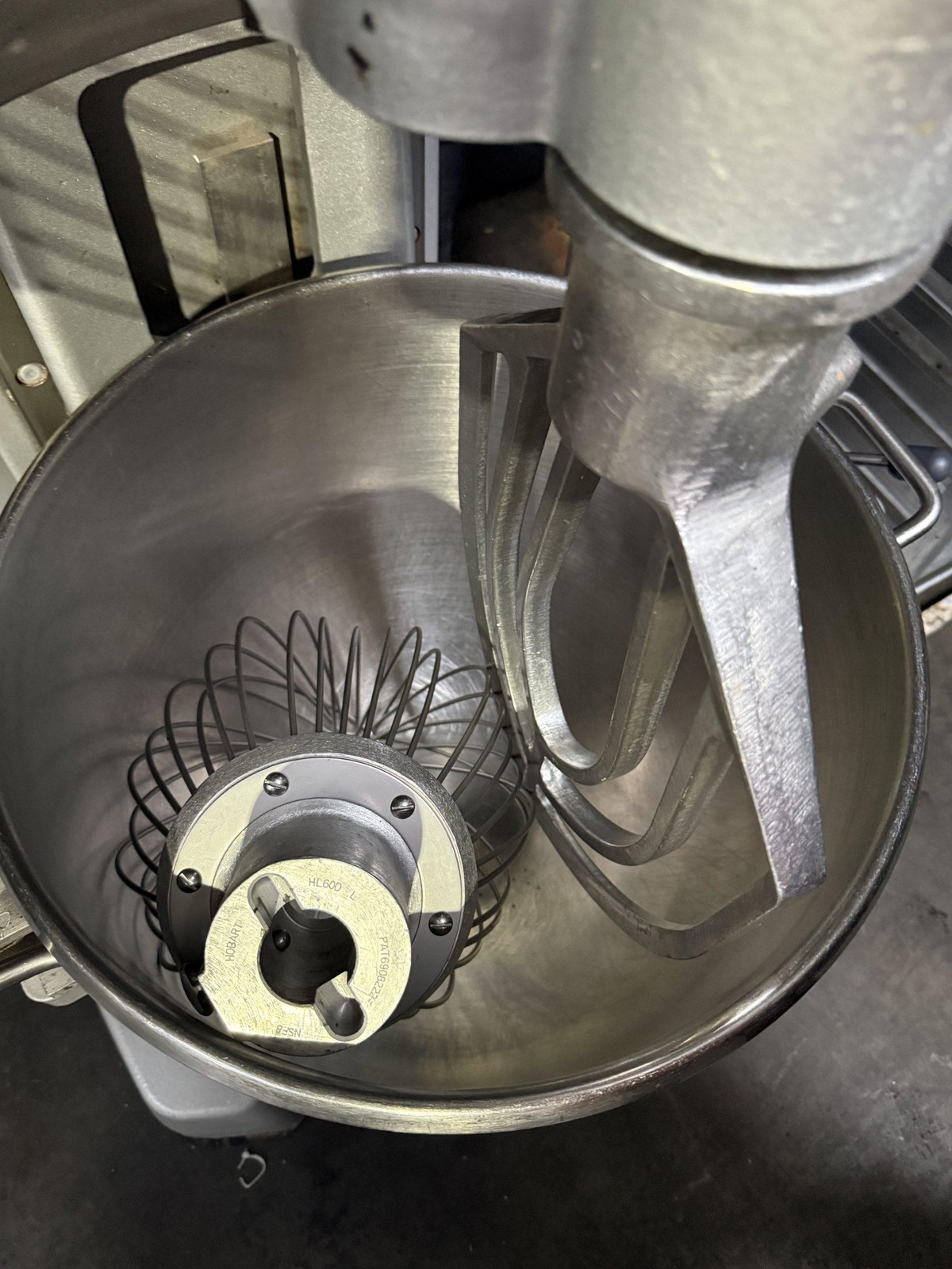 2021 HOBART HL600 60QT BAKERY DOUGH MIXER W/ BOWL, WHISK and PADDLE ATTACHMENTS