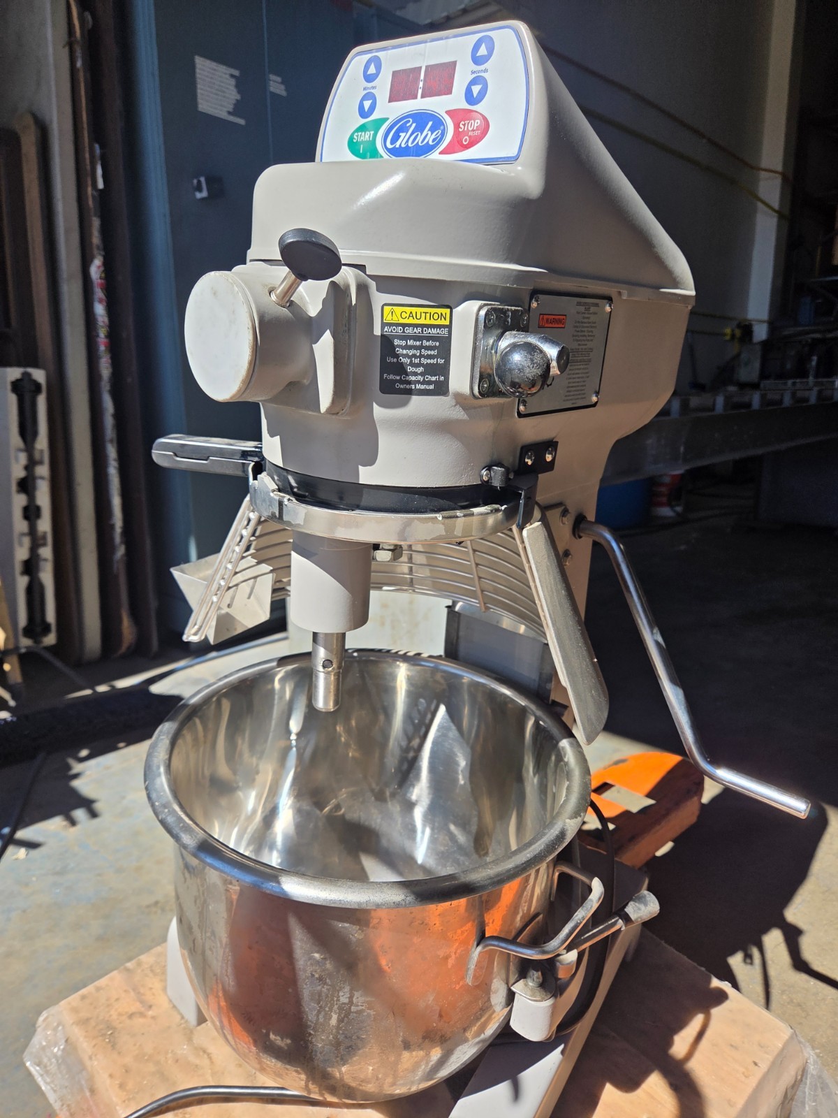 Globe SP20 | 20Qt Commercial Planetary Mixer – Includes Bowl & Three Attachments