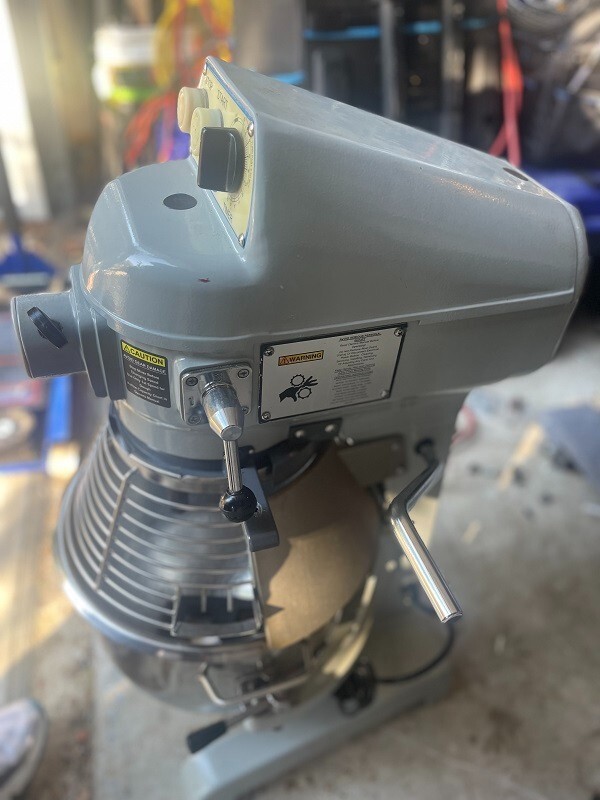 Globe SP20 Mixer w/ 20 quart bowl and 1 Attachment, 110 V – Serial No. 7221940