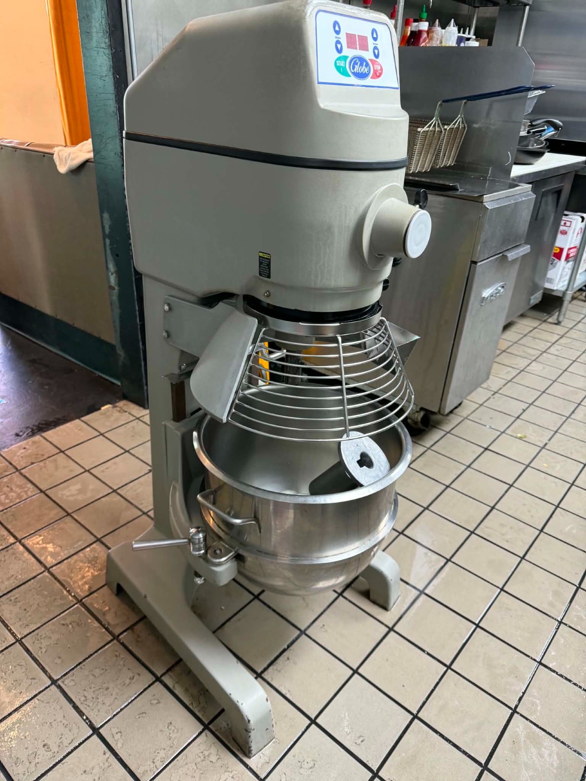 Globe SP30 30 Qt. Planetary Floor Mixer with Guard & Accessories – 120V