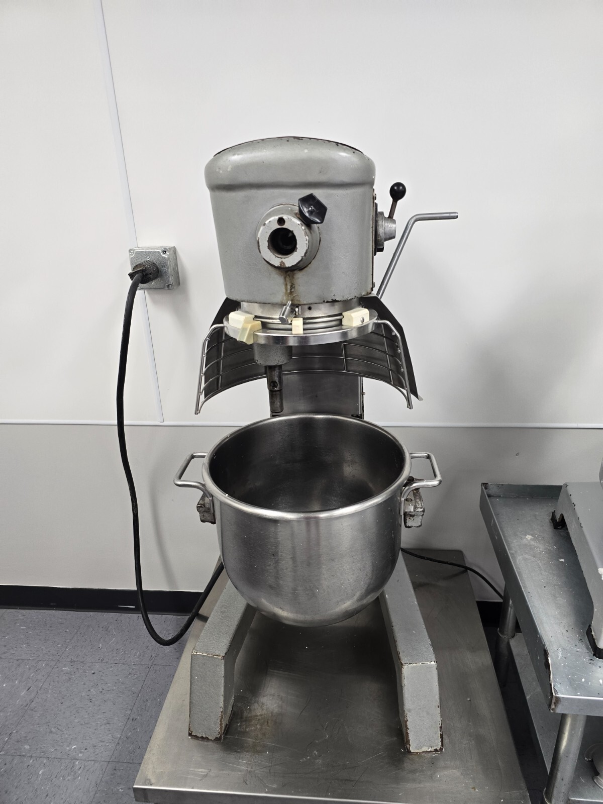 Hobart D300T Mixer 30 Qt, W/Bowl Guard & 3 Attachments, 3 PH