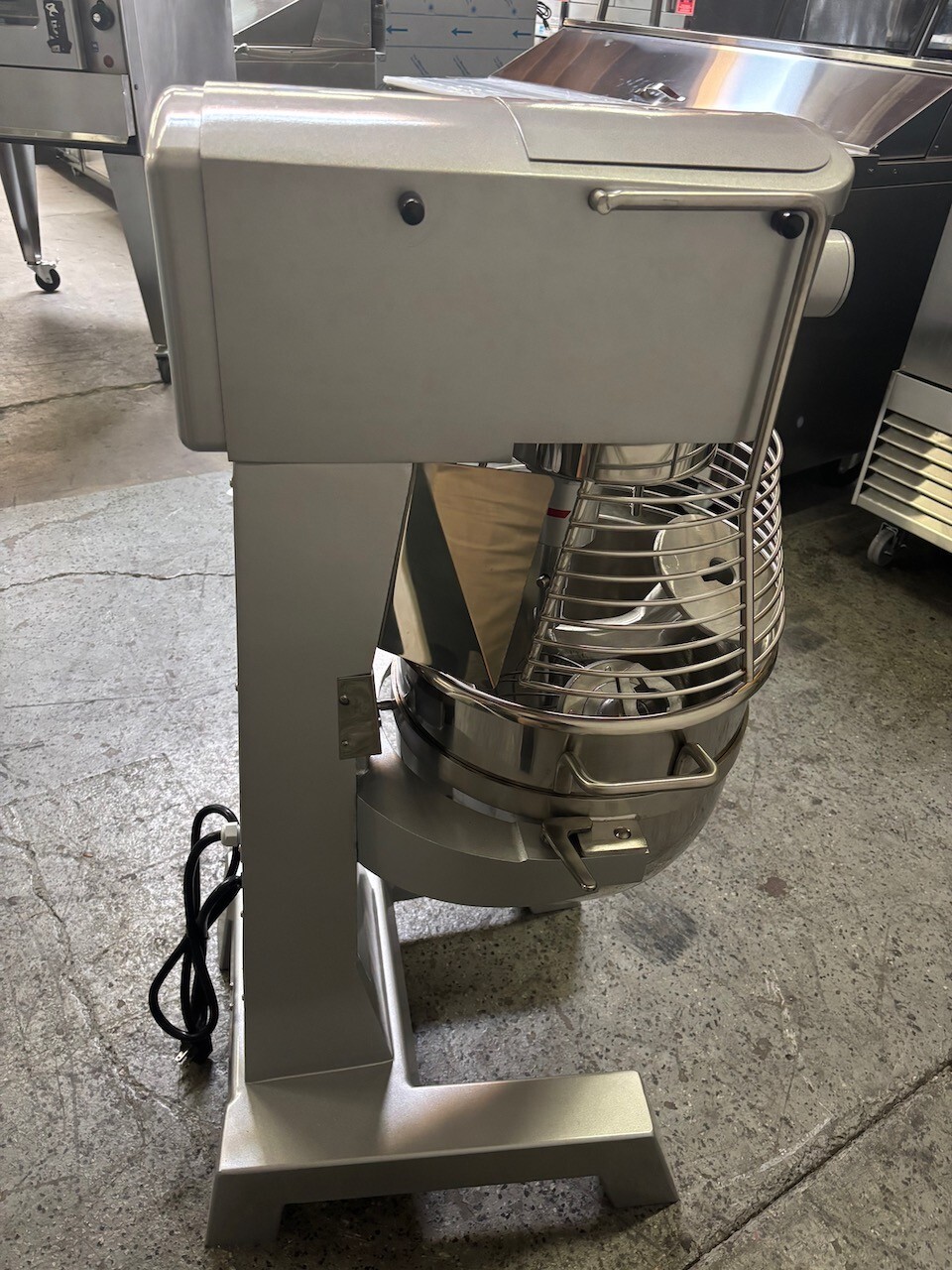 30 Quart Mixer UNIWORLD UPM-30ET w/ Accessories & Timer Qt Dough 2 HP 115V 3842