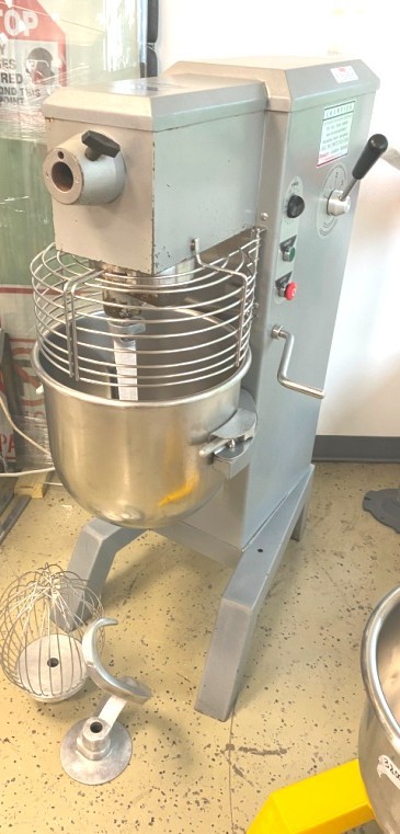 Mixers/ 30 Qts. UNIVEX Model SRM30 / 30 qt/ 4 Attachments / 4 Speed 115V