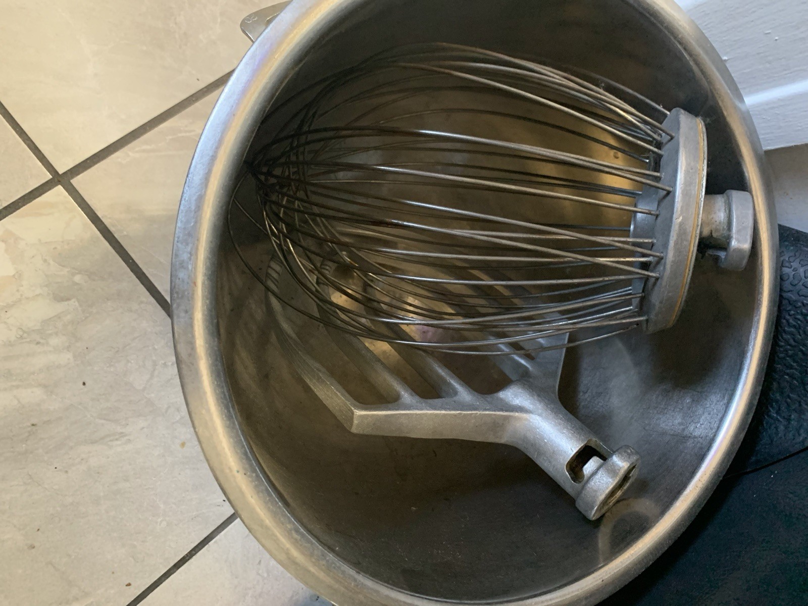 Hobart A200 20 Qt. Countertop Planetary Mixer w/Bowl & Whisk Good Condition.