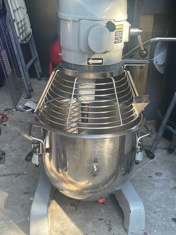 Globe SP20 Mixer w/ 20 quart bowl and 1 Attachment, 110 V – Serial No. 7221940