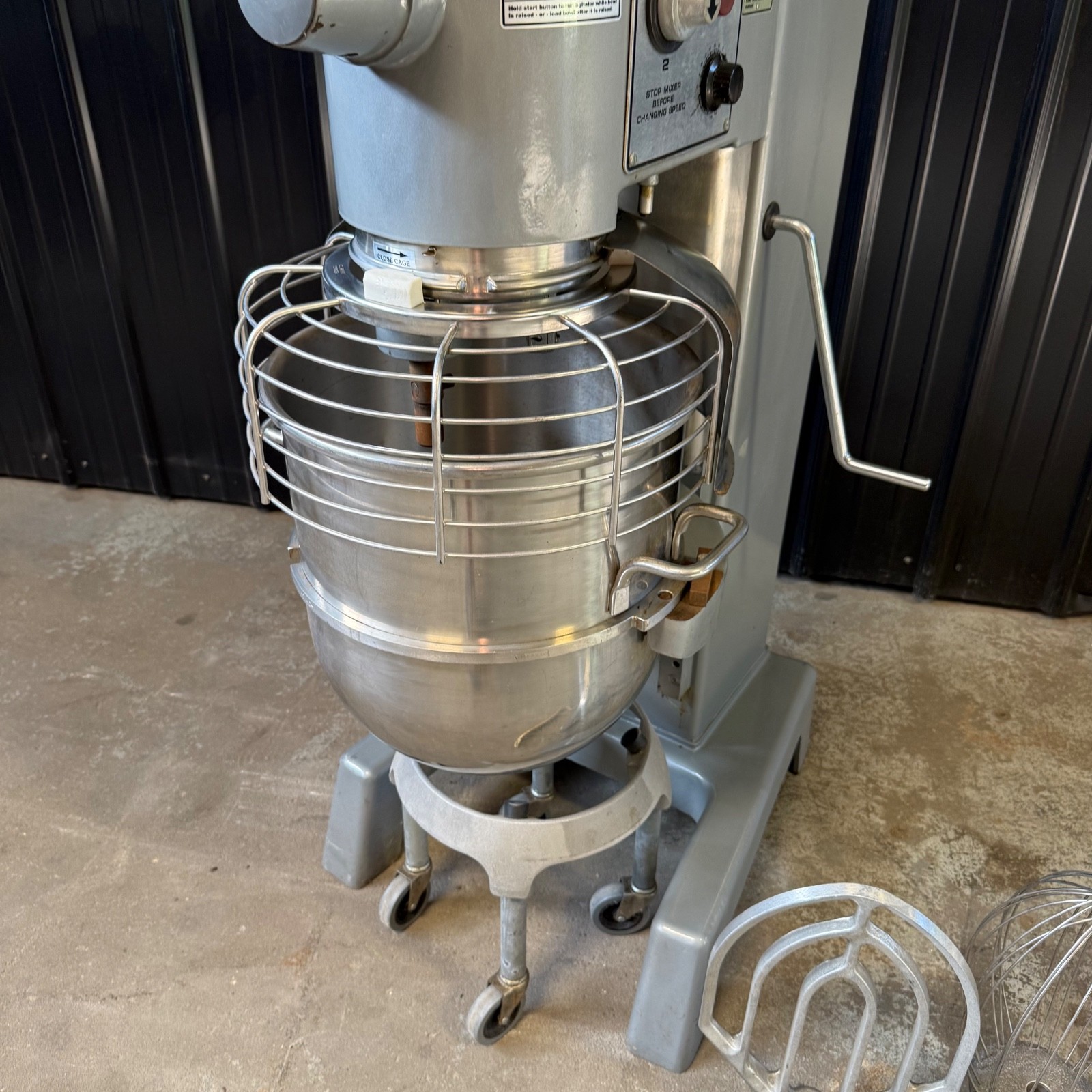 Hobart D340 40 Qt Mixer W/ Bowl & Attachments & Guard 1 1/2 HP 3 PH 480v