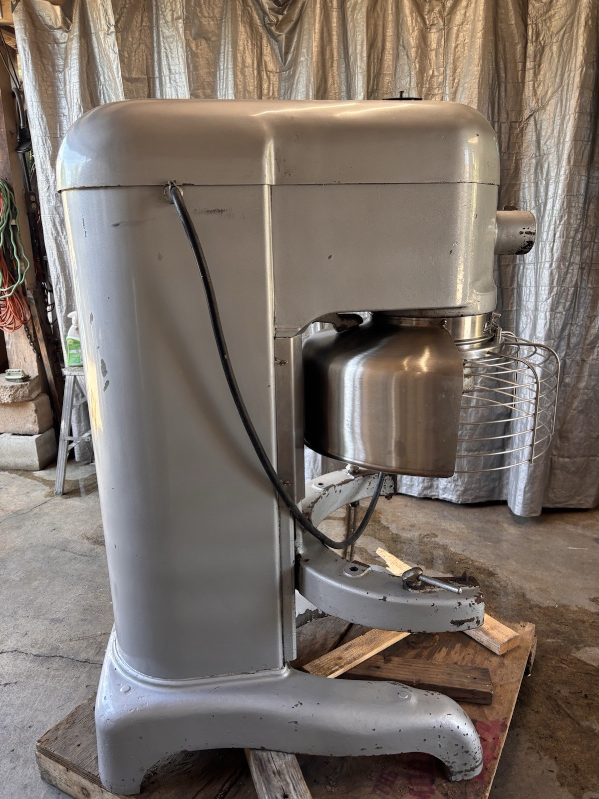 HOBART L800 80 Qt Dough Mixer 1.5 HP 208V 3ph W/Grill Guard Only