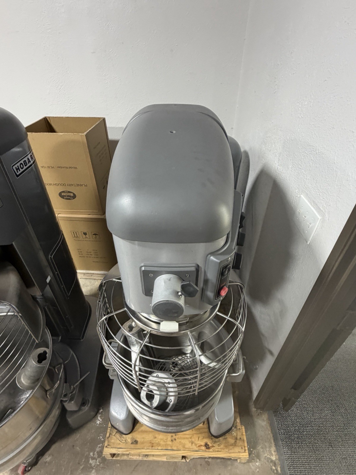 NEW 60 Quart Qt Hobart HL600-1 Legacy Mixer W/Bowl & 3 Attachments 200V Dough
