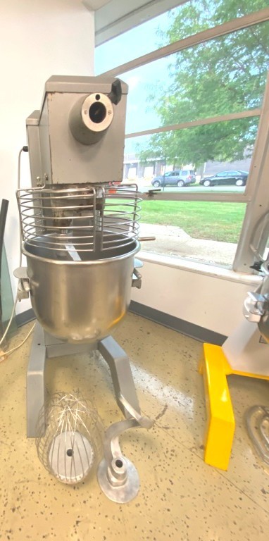 Mixers/ 30 Qts. UNIVEX Model SRM30 / 30 qt/ 4 Attachments / 4 Speed 115V
