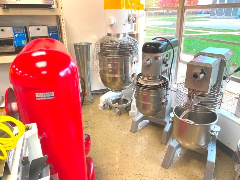 Mixers/ 40-30 Hobart D-340-T / HP-1.1/2 w/ 5 Attachments 2 Bowls / 208V-3F