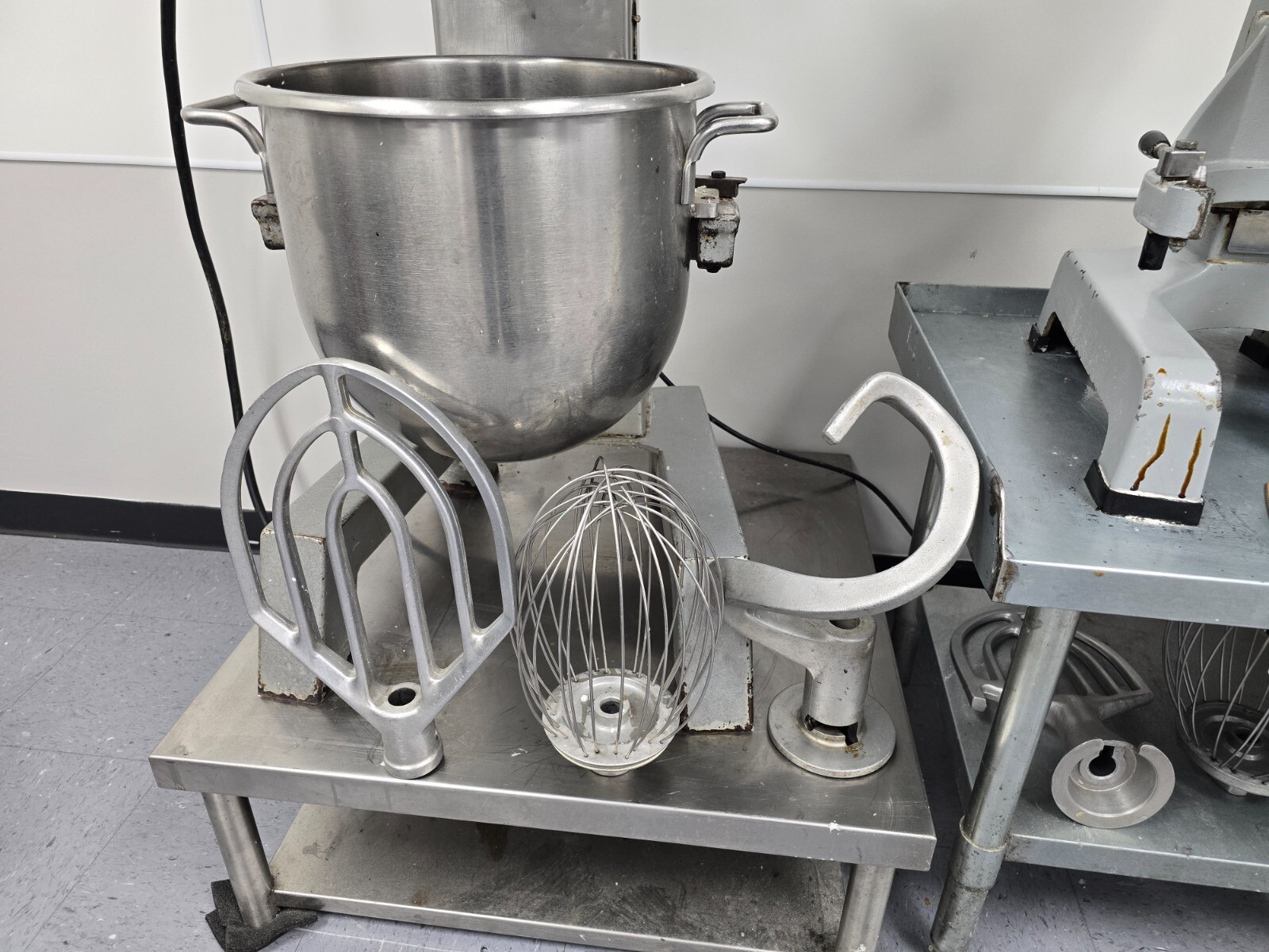 Hobart D300T Mixer 30 Qt, W/Bowl Guard & 3 Attachments, 3 PH