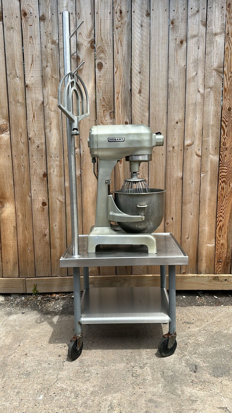 20 Quart Mixer Hobart A-200, Paddle, Whisk, bowl and mixer stand.