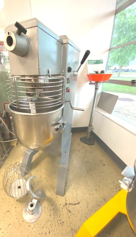 Mixers/ 30 Qts. UNIVEX Model SRM30 / 30 qt/ 4 Attachments / 4 Speed 115V