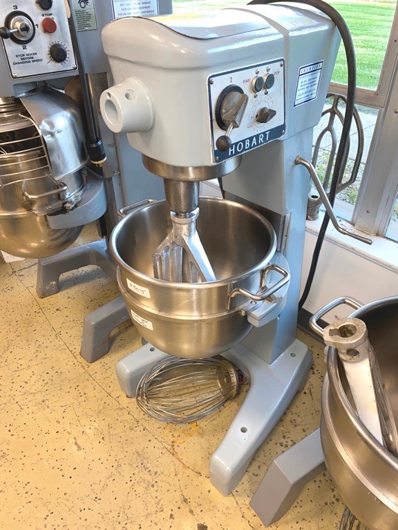 Mixers/ 30 Qt Hobart D-300 T /Planetary Mixer Floor Model /220V-3F-10A / 1/2 HP