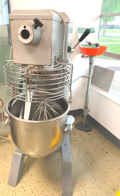 Mixers/ 30 Qts. UNIVEX Model SRM30 / 30 qt/ 4 Attachments / 4 Speed 115V