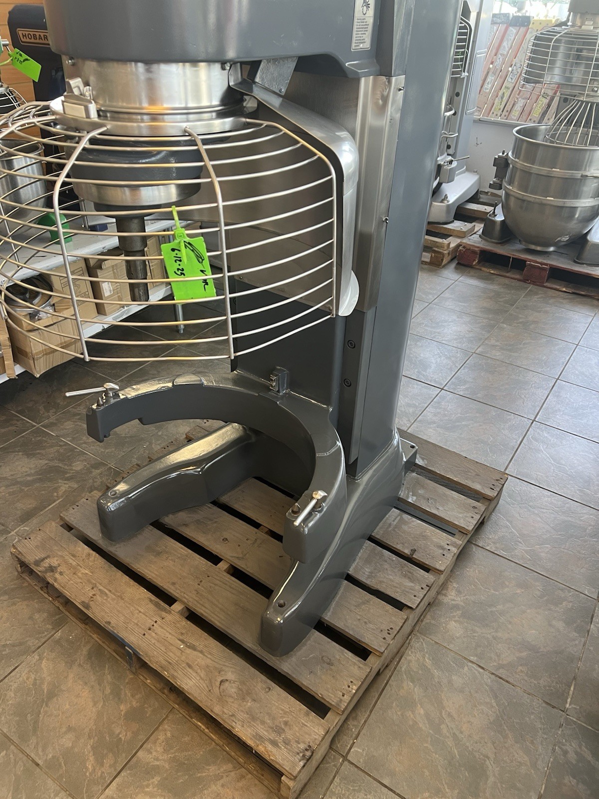 Hobart (V-1401) 140 Quart 4 Speed Bakery Dough Food Mixer With S/S Bowl & Hook