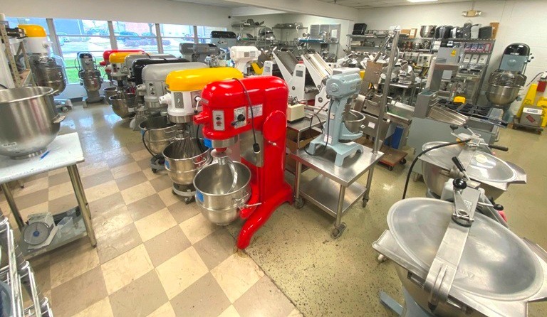 Mixers/ 60 Qt / Hobart H-600 / Mixer Red /w/t 4 Attachments/ 230V-1F-11A / 1-HP