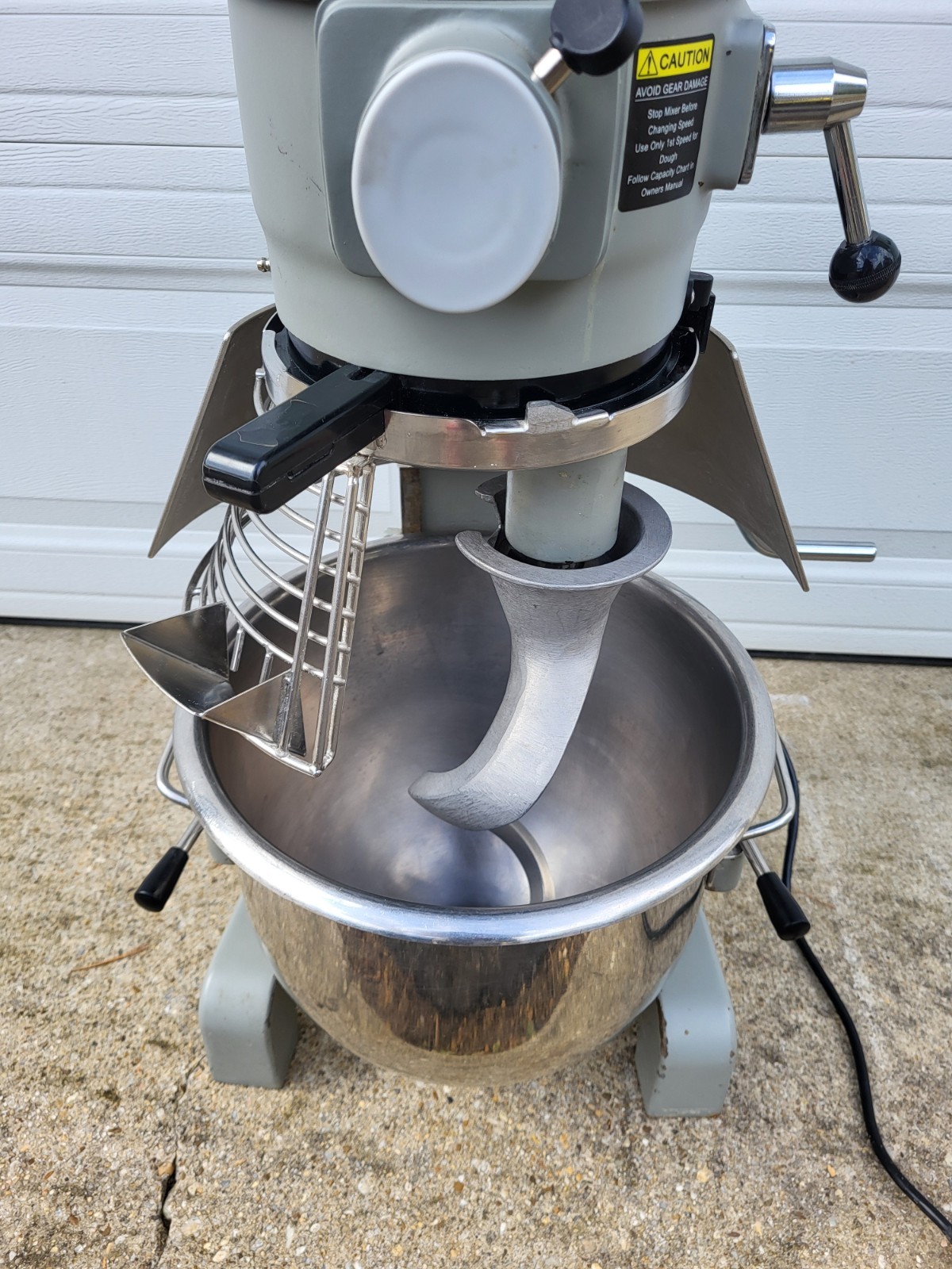 Globe SP 20 Commercial Dough Mixer 20 Quart with Stainless Steel Bowl and Paddle