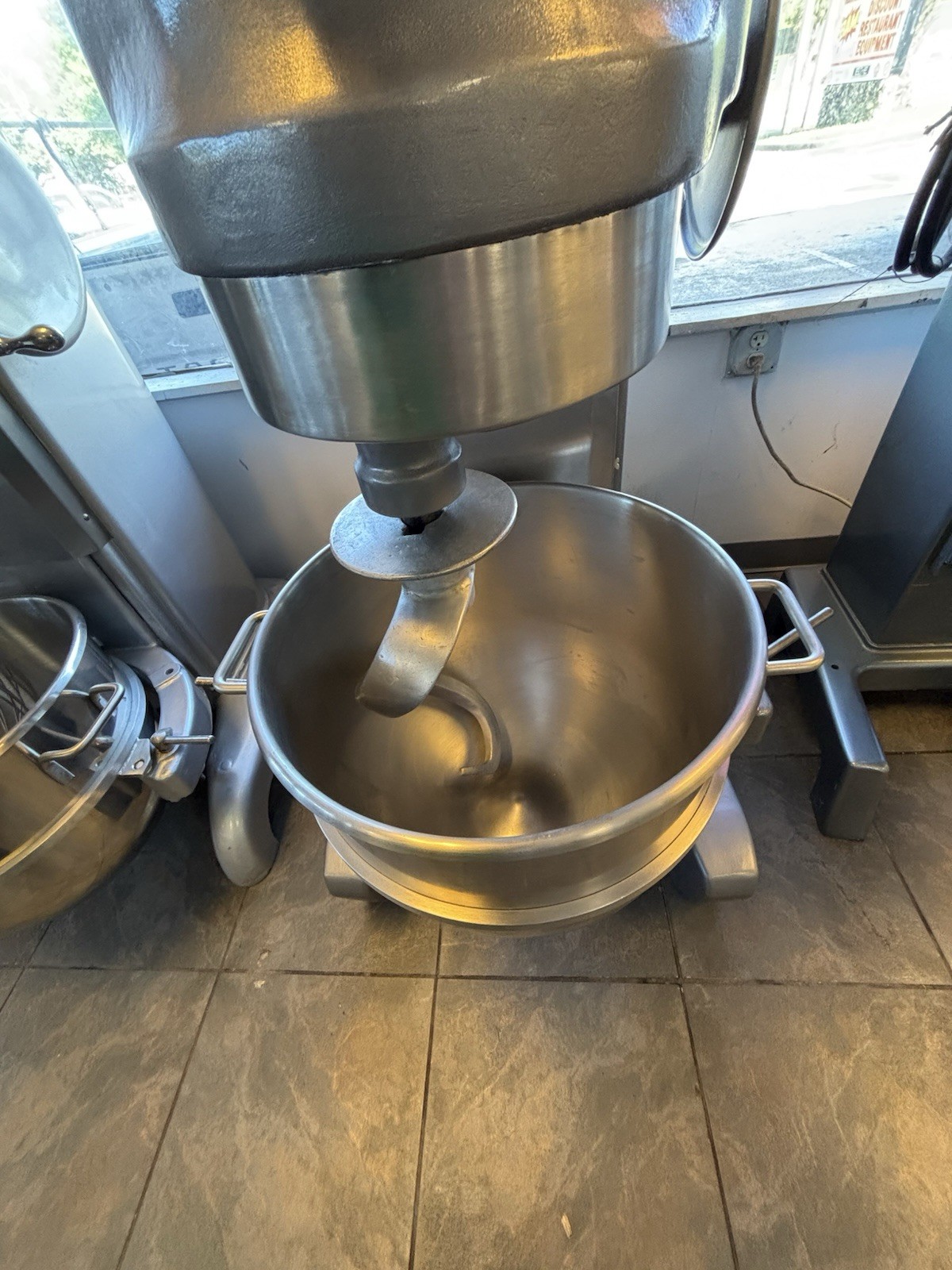 Hobart H-600 60 Qt Mixer 1HP – 1Ph – 230v – New Stainless Bowl And Dough Hook