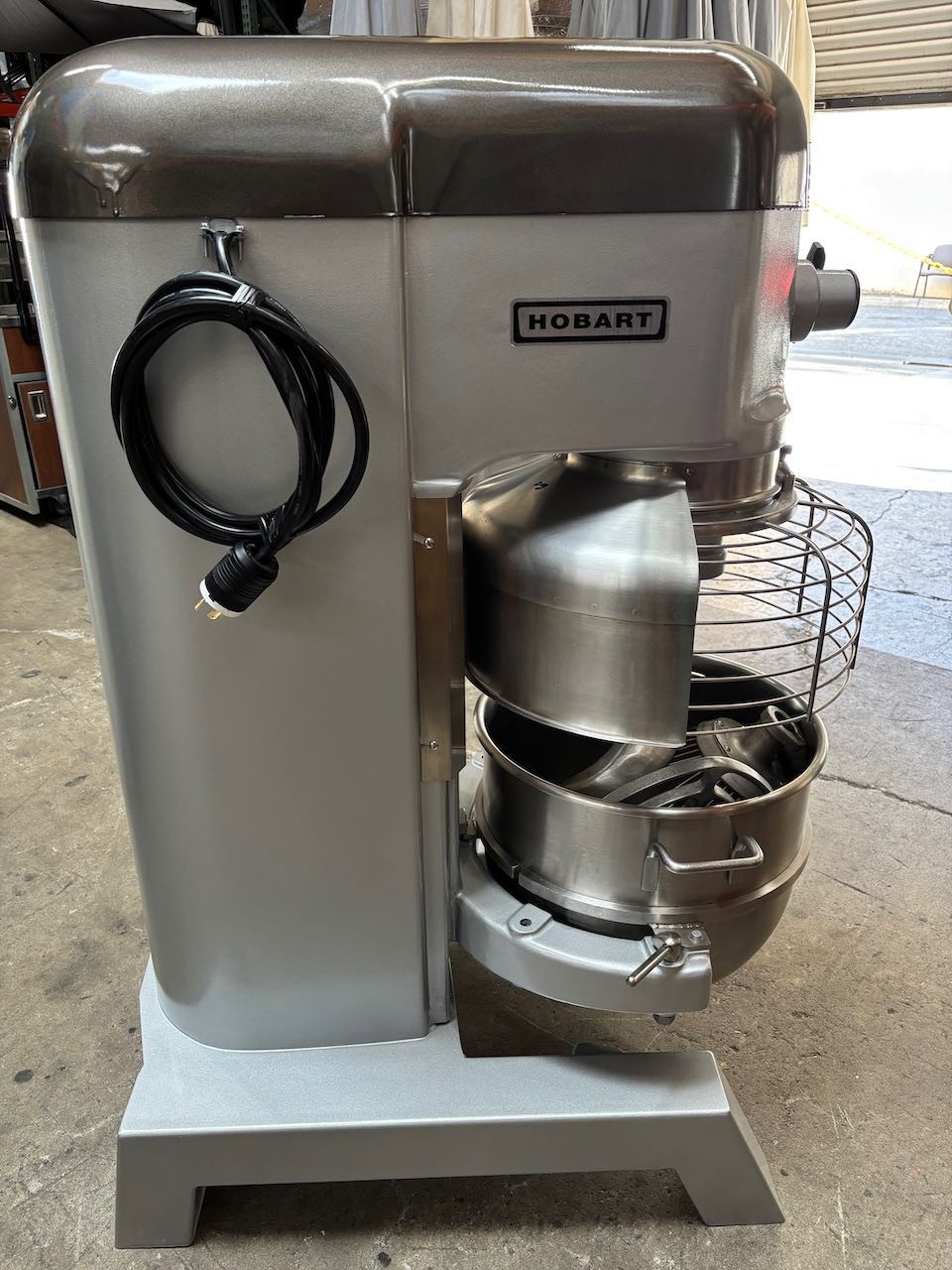 60 Quart Hobart Mixer H-600 220V 1HP Safety Cage Guard NSF Bowl & 3 Attachments