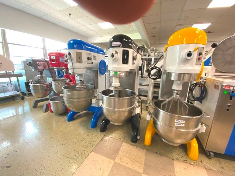 Mixers/ 30 Qt Hobart D-300 w/t 4 Attachments / 1/2 HP Film Attached/115V