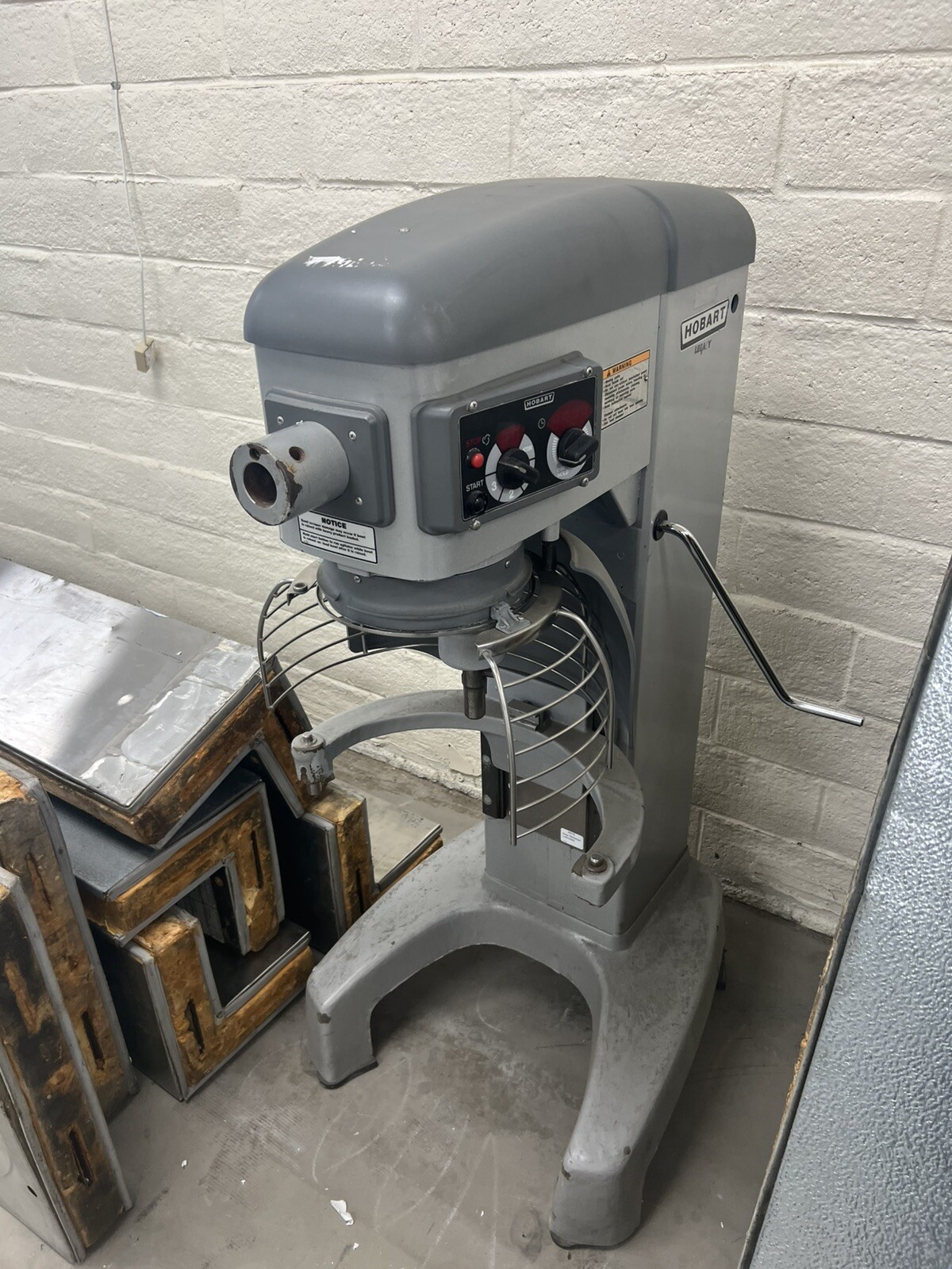 Hobart Legacy 40 Quart Planetary Floor Mixer With Guard