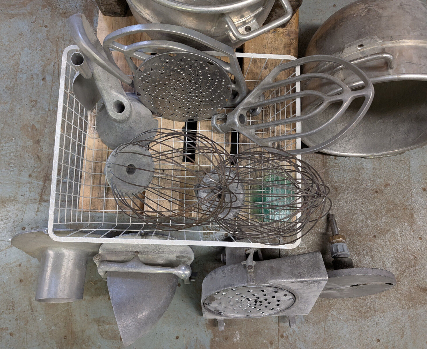 Hobart D-300 Mixer w/ 3 Bowls Hook 2 Whips 2 Paddles Pelican Head & Meat Grinder
