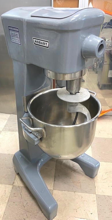 Mixers/ 30 Qt Hobart D-300 w/t 4 Attachments / 1/2 HP Film Attached/115V