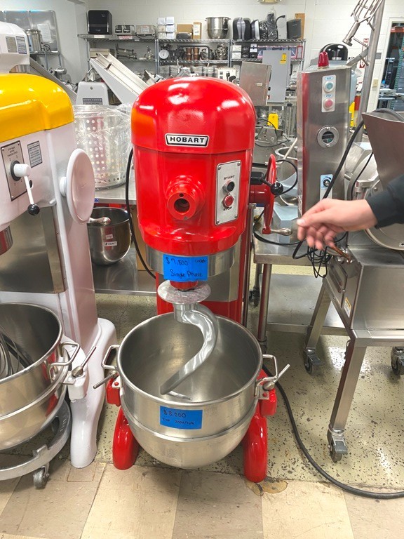Mixers/ 60 Qt / Hobart H-600 / Mixer Red /w/t 4 Attachments/ 230V-1F-11A / 1-HP